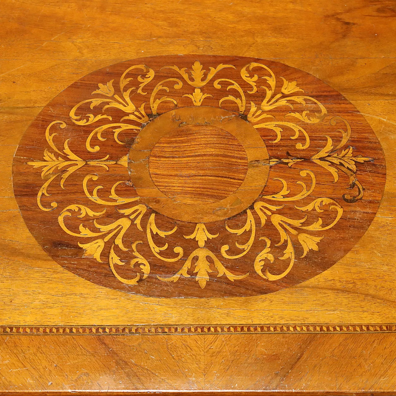 Walnut chest of drawers with central inlay, early 20th century 9