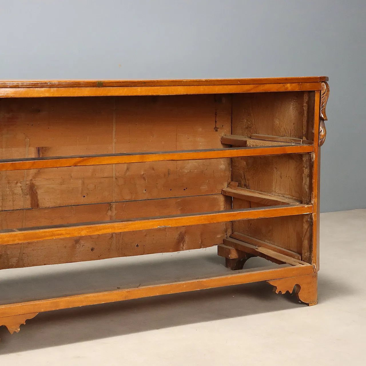 Walnut chest of drawers with central inlay, early 20th century 10
