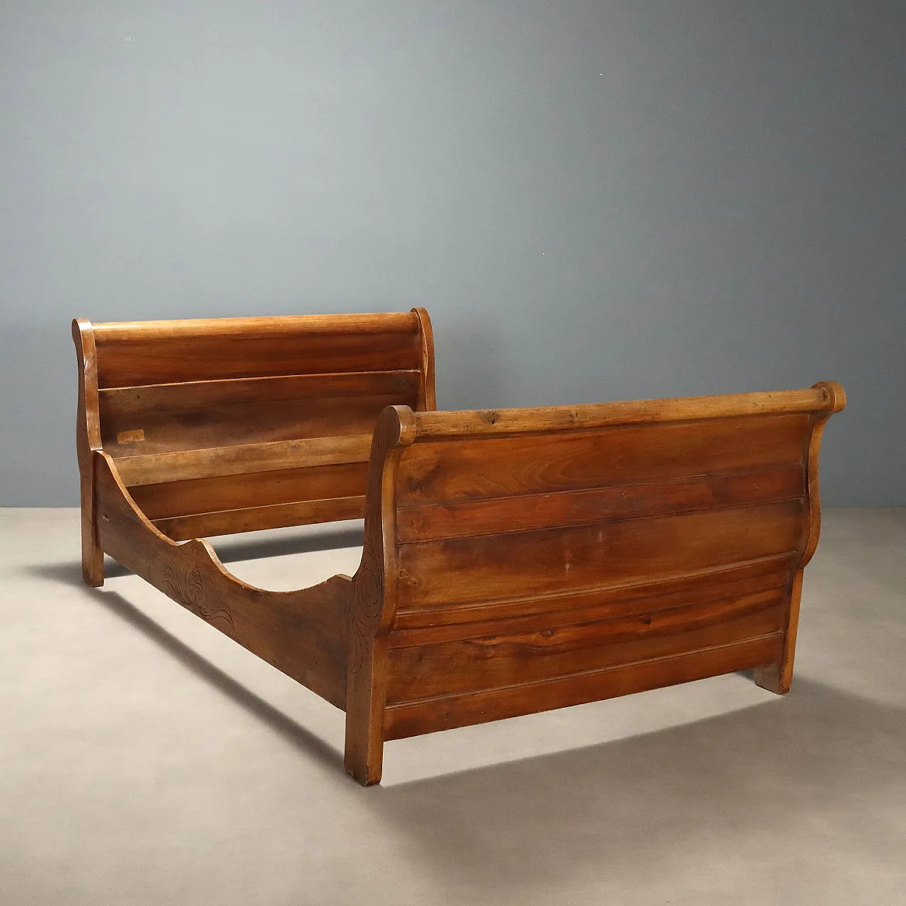 Walnut boat-shaped double bed, 19th century 1