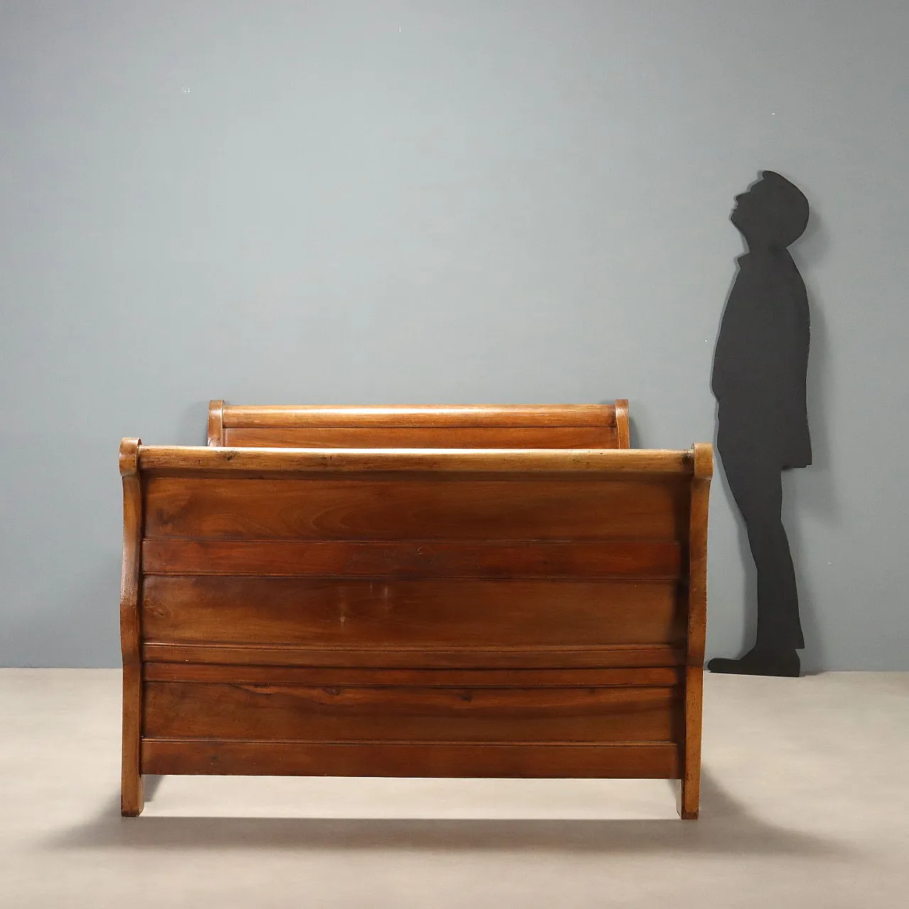Walnut boat-shaped double bed, 19th century 2