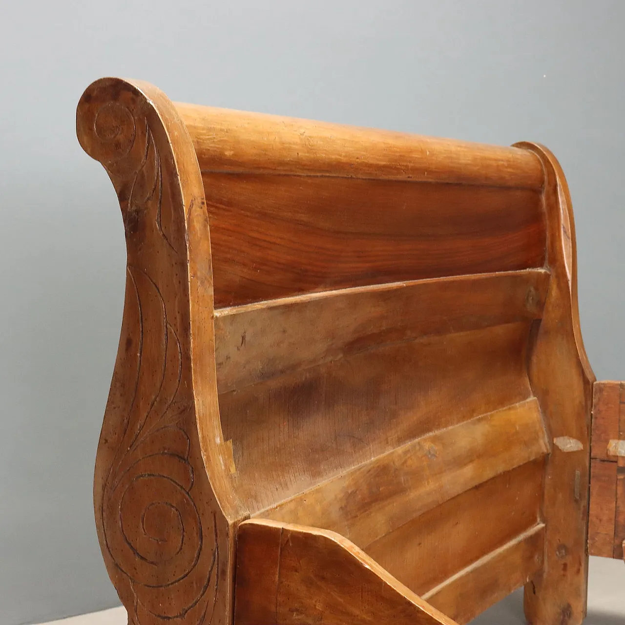 Walnut boat-shaped double bed, 19th century 4