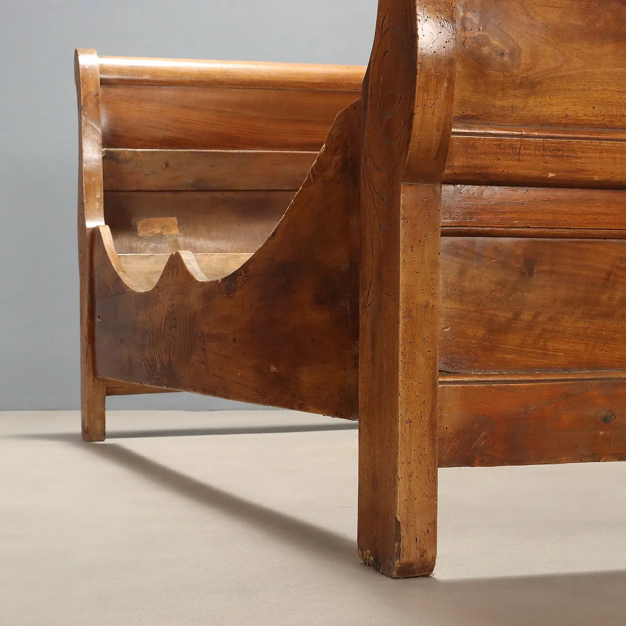 Walnut boat-shaped double bed, 19th century 8