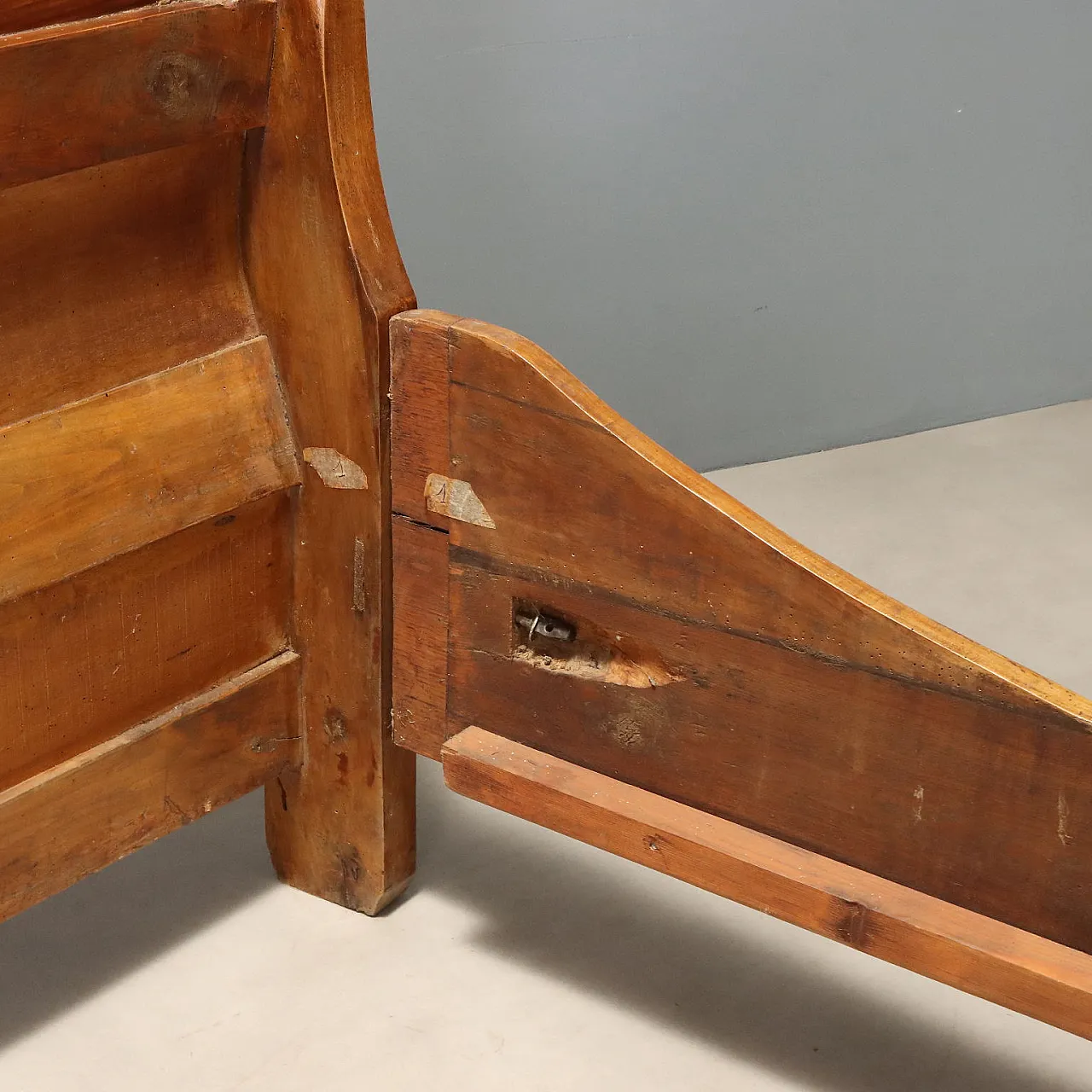 Walnut boat-shaped double bed, 19th century 9