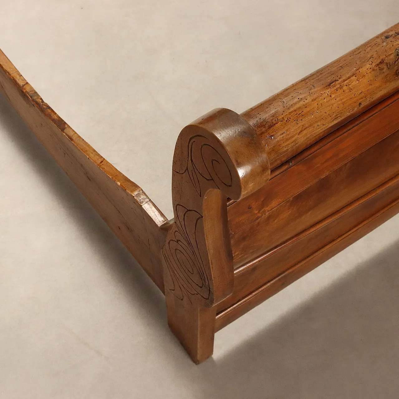 Walnut boat-shaped double bed, 19th century 10