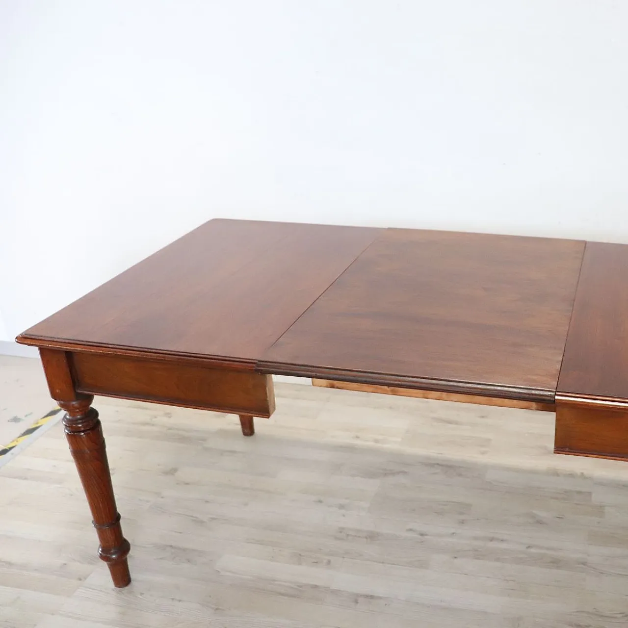 Extendable table in walnut and oak, early 1900s 9