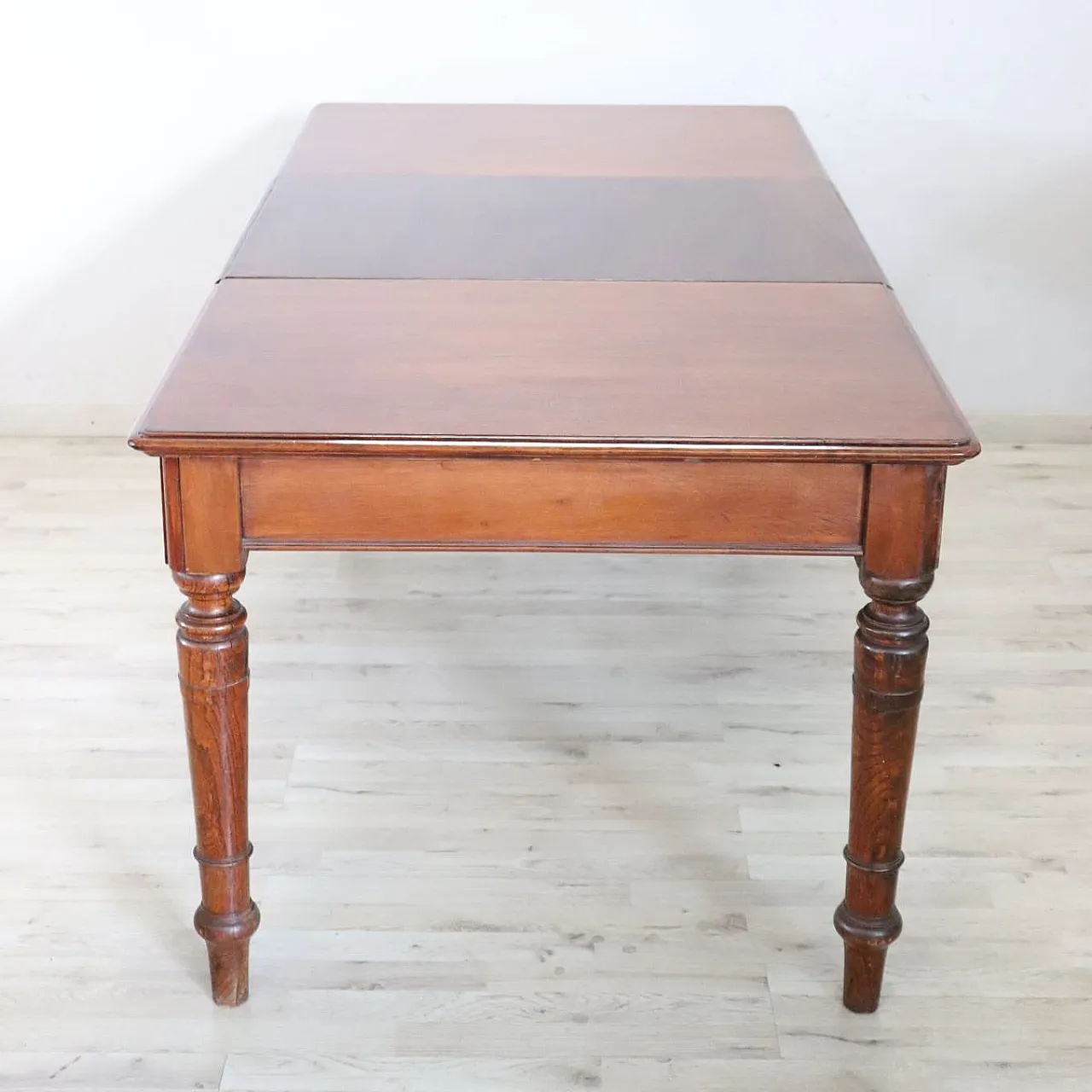 Extendable table in walnut and oak, early 1900s 10
