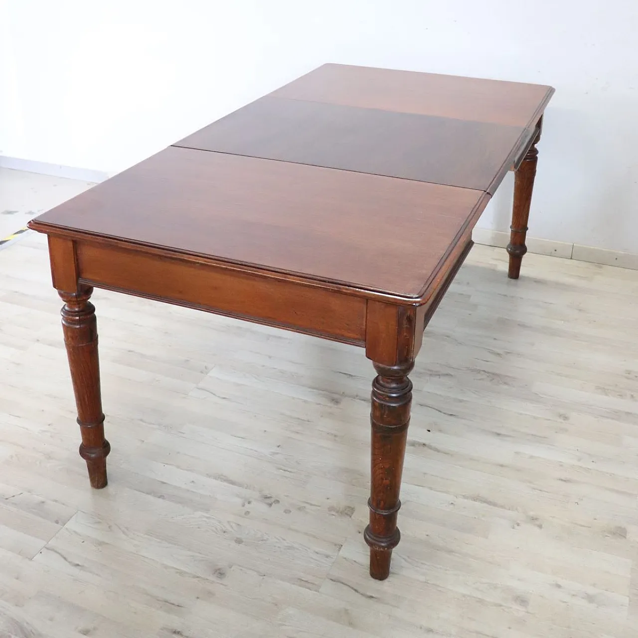 Extendable table in walnut and oak, early 1900s 12