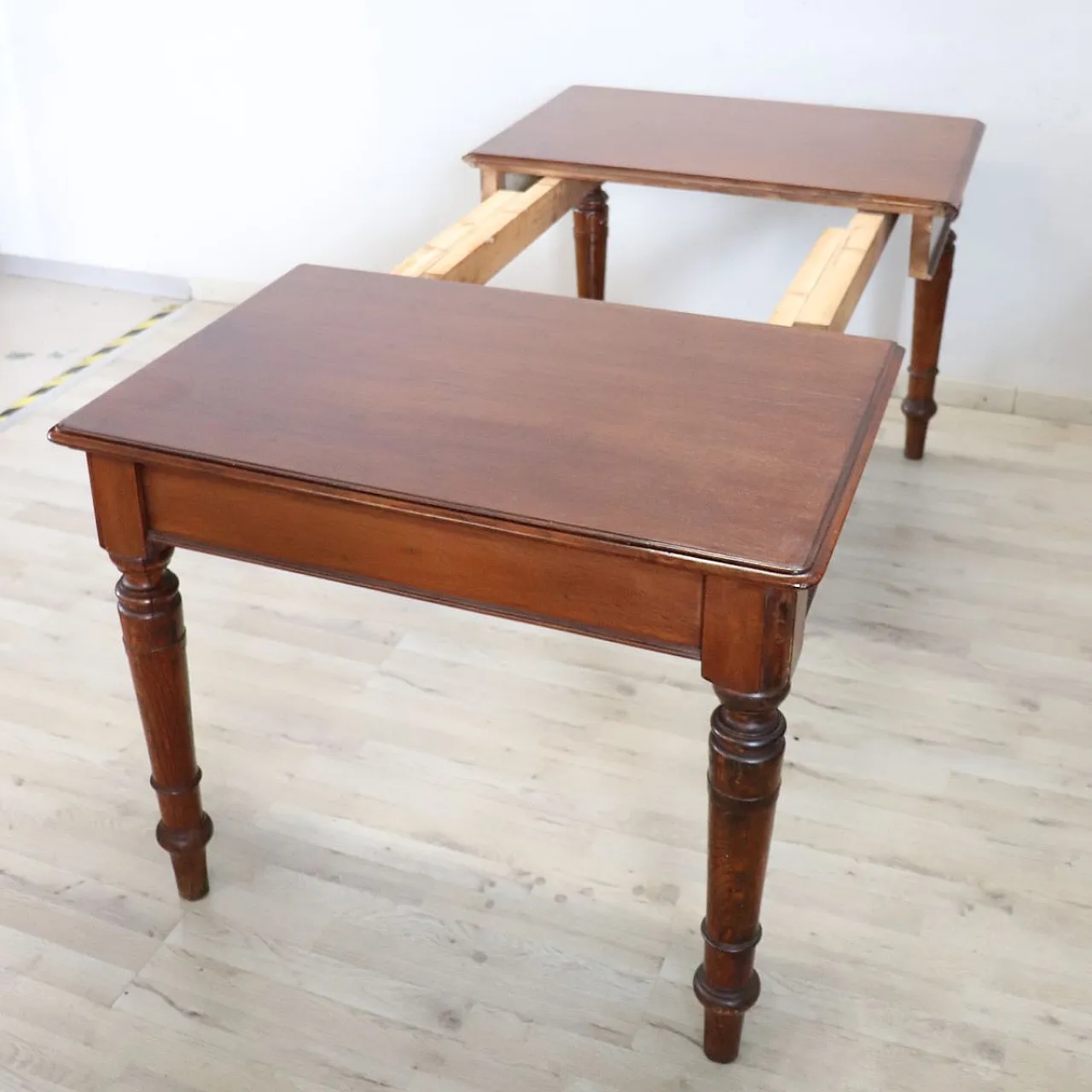 Extendable table in walnut and oak, early 1900s 13