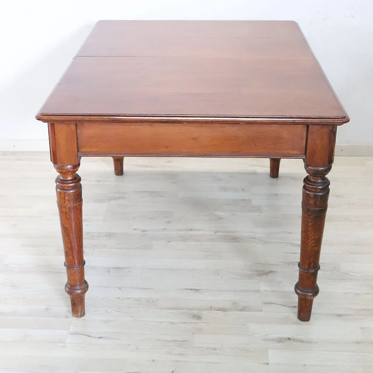 Extendable table in walnut and oak, early 1900s 14