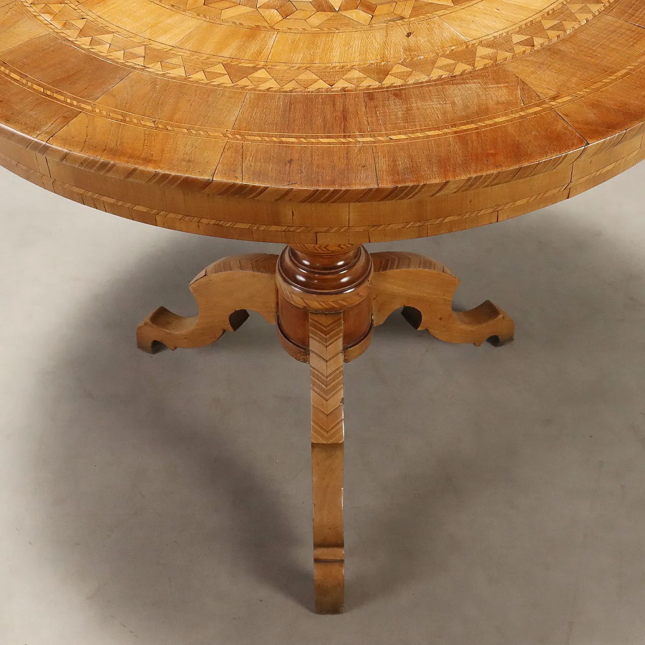 Walnut center table with inlays, 19th century 3