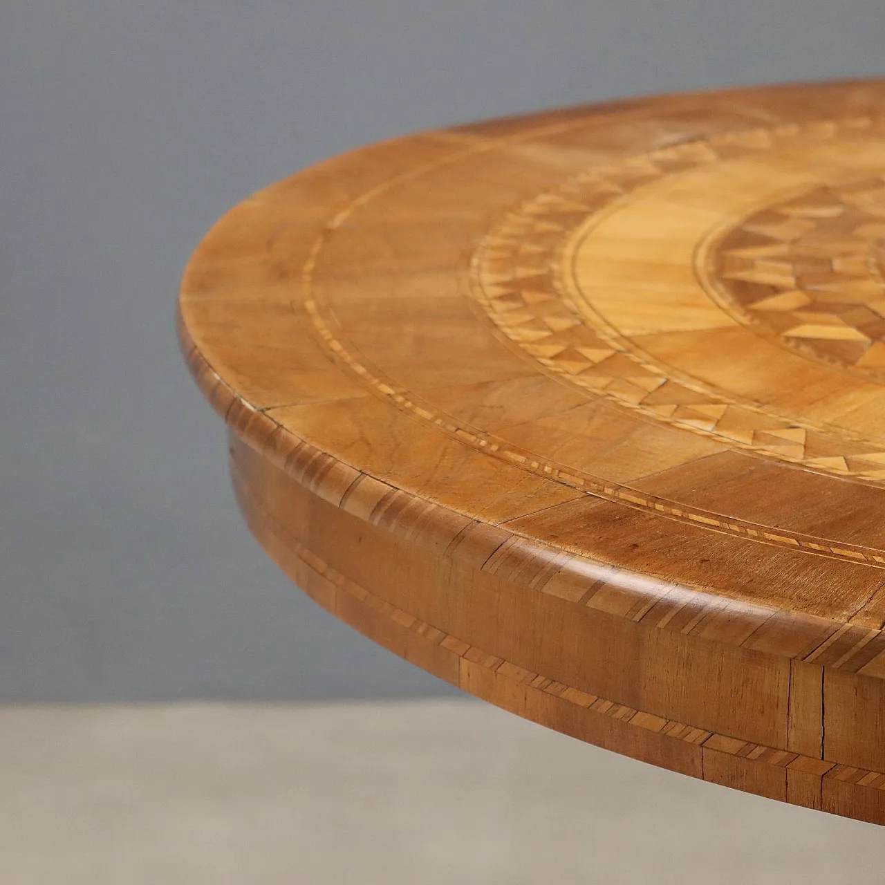Walnut center table with inlays, 19th century 4