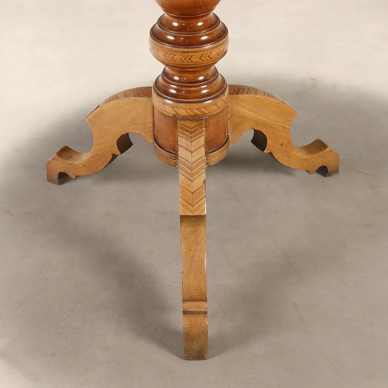 Walnut center table with inlays, 19th century 5
