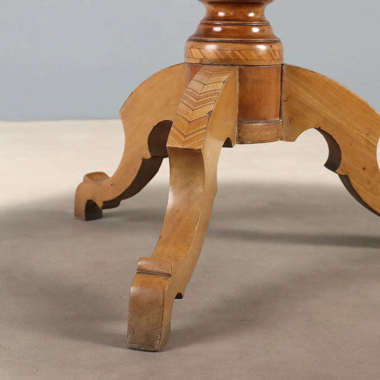 Walnut center table with inlays, 19th century 6