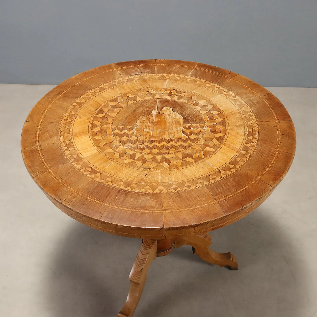 Walnut center table with inlays, 19th century 7