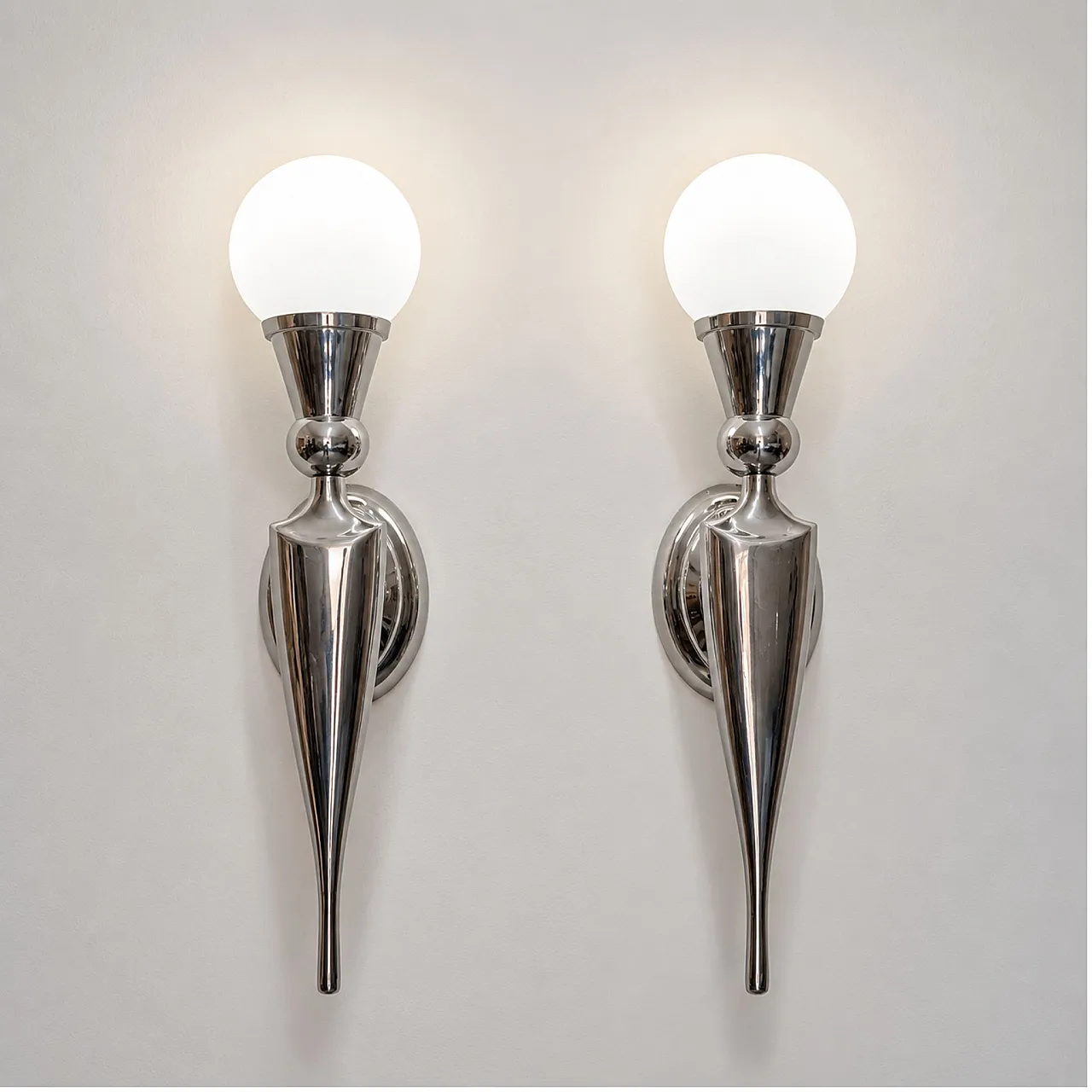 Pair of French Art Deco wall lamps in nickel-plated aluminum and glass 4