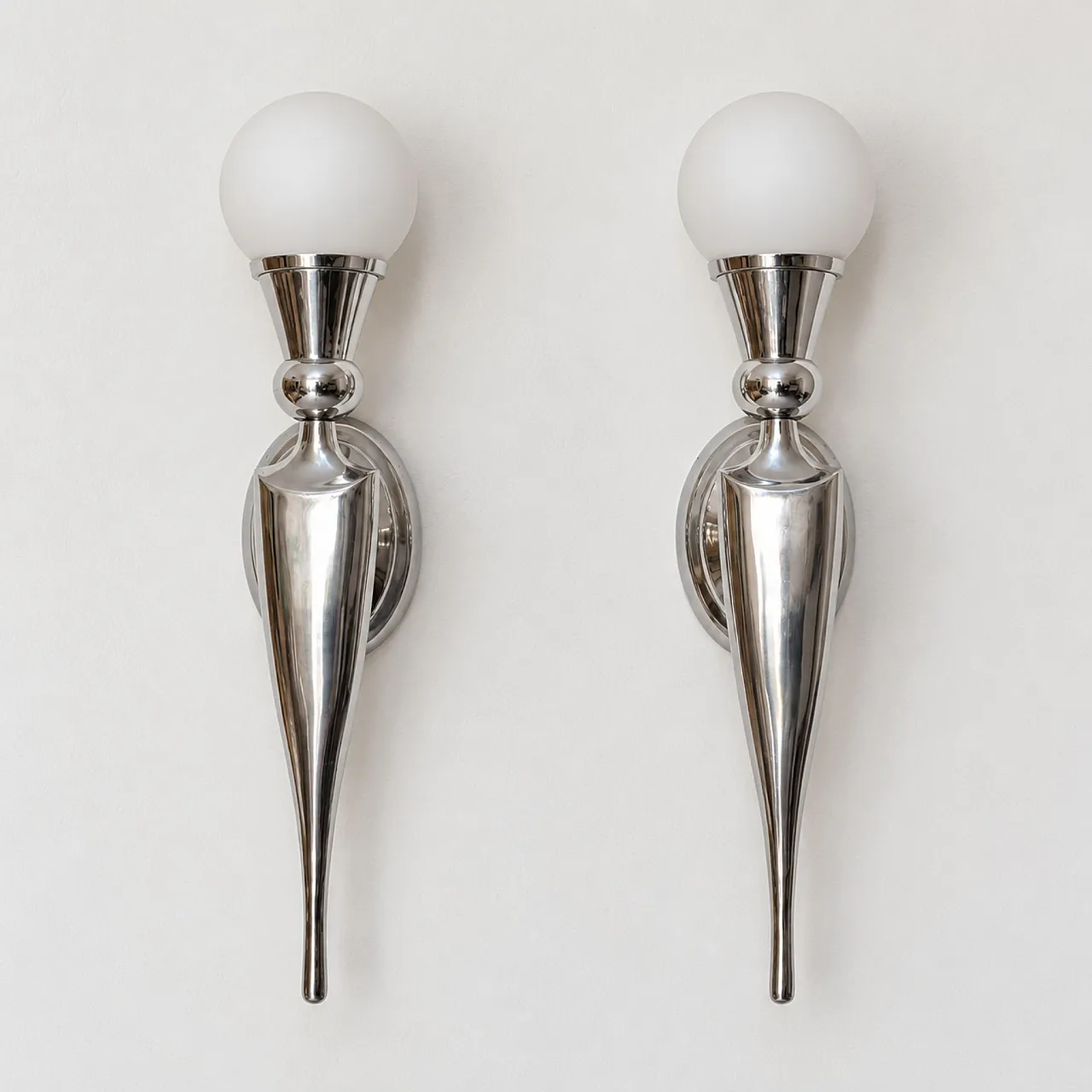 Pair of French Art Deco wall lamps in nickel-plated aluminum and glass 5