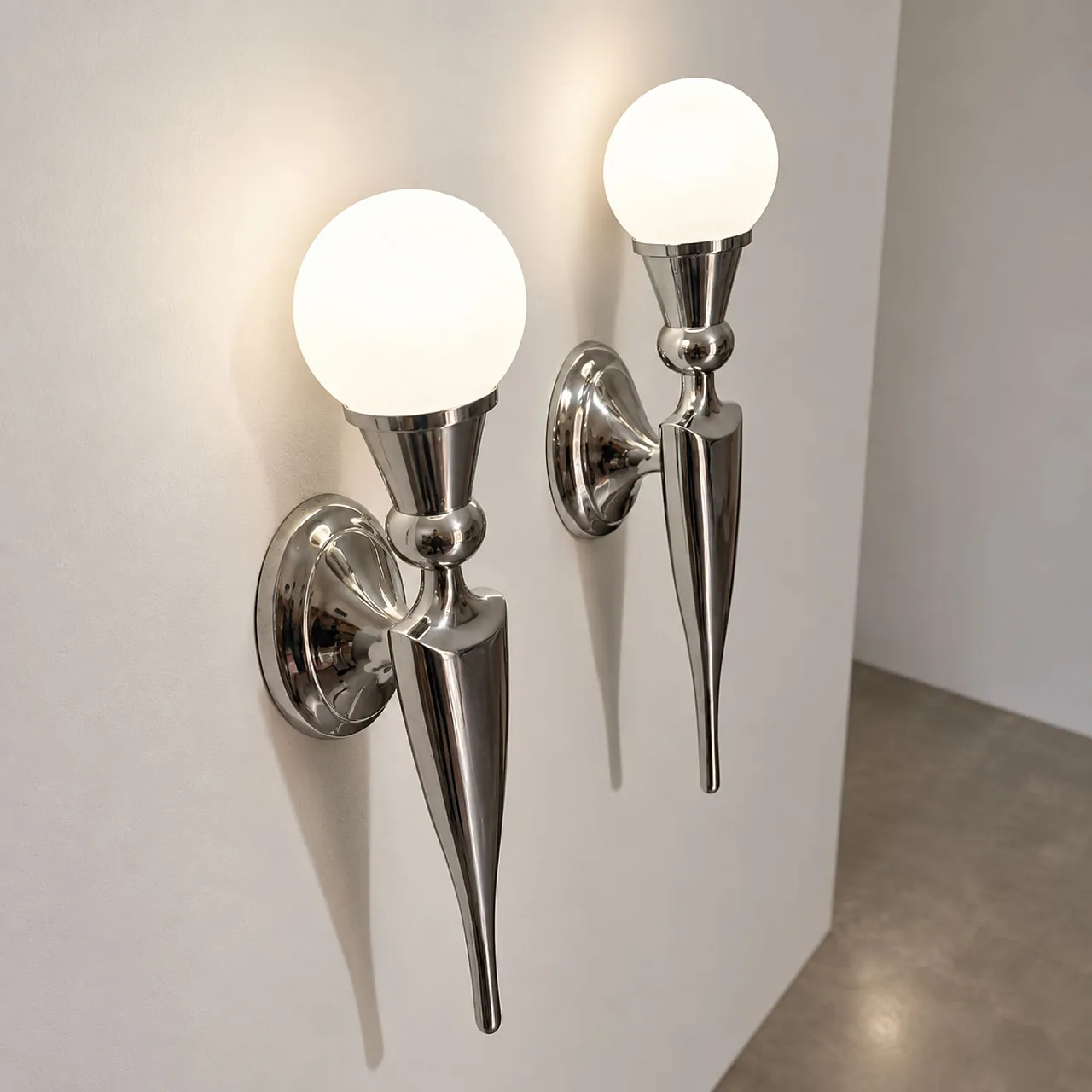 Pair of French Art Deco wall lamps in nickel-plated aluminum and glass 7