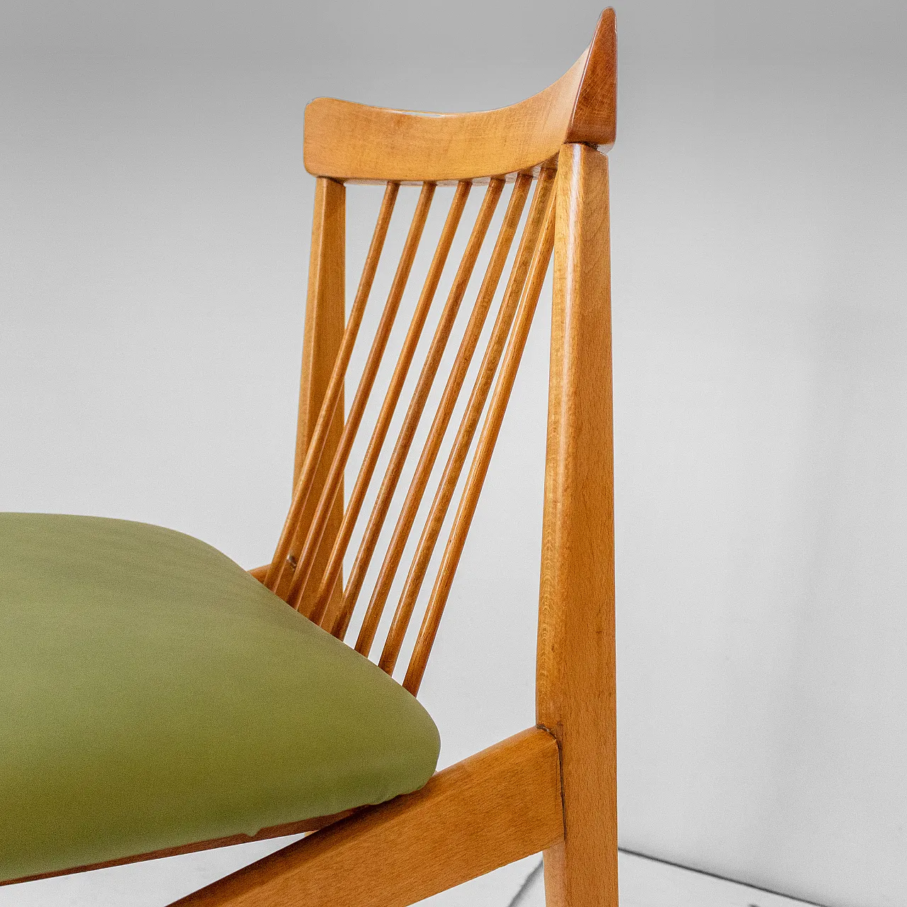 4 chairs in solid beech wood and eco leather, 60s 9