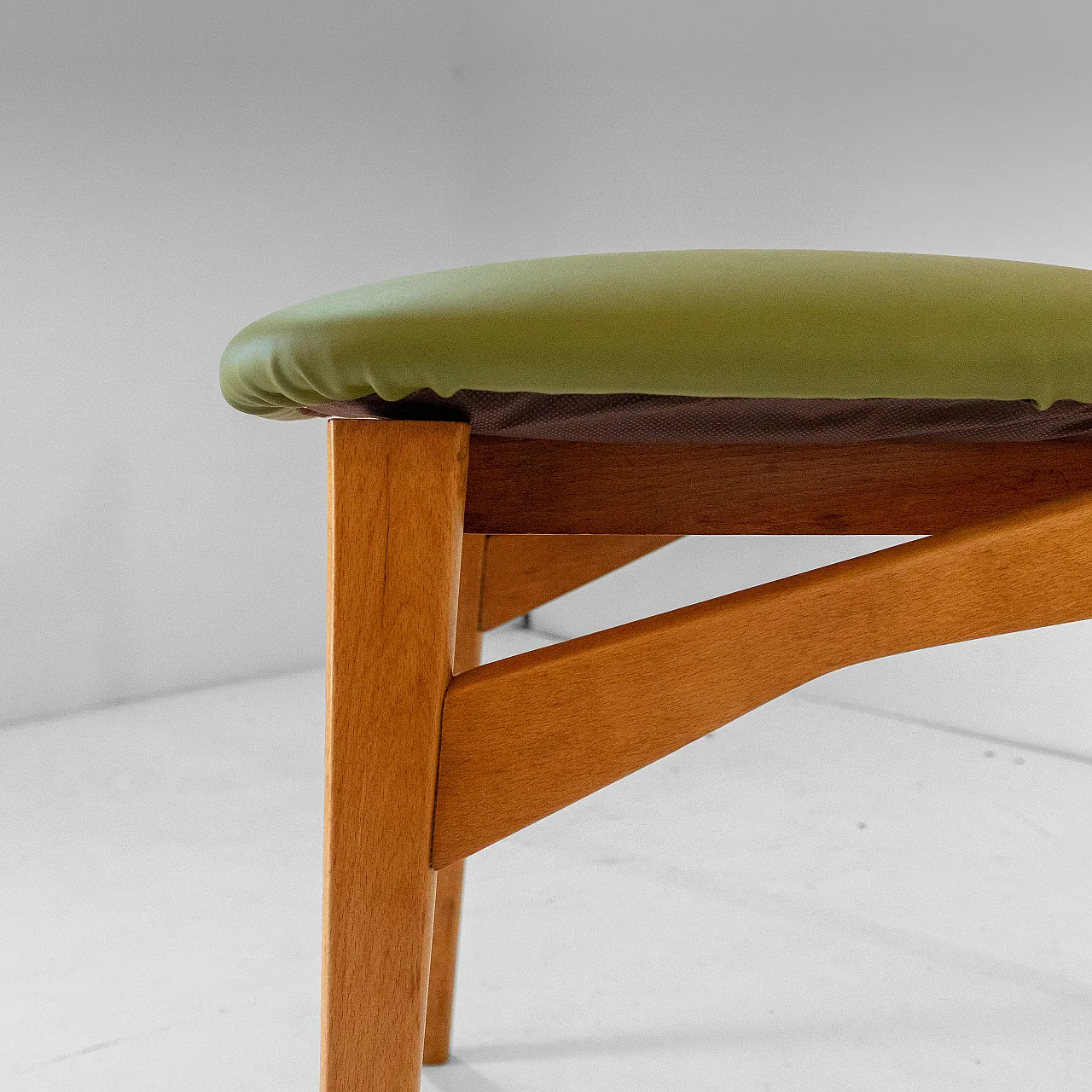 4 chairs in solid beech wood and eco leather, 60s 10