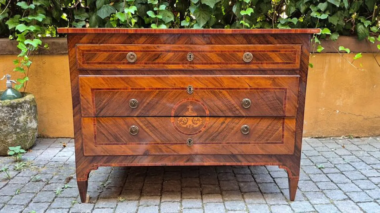Walnut veneered chest of drawers, late 18th century 1
