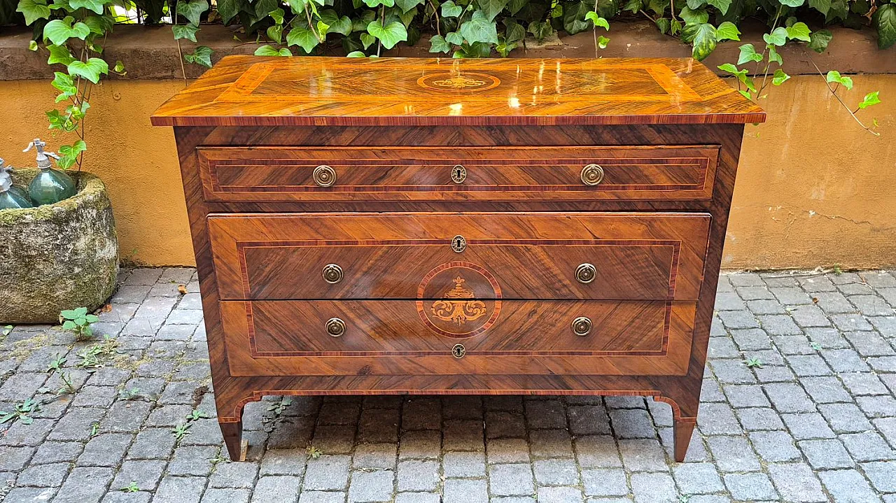 Walnut veneered chest of drawers, late 18th century 2