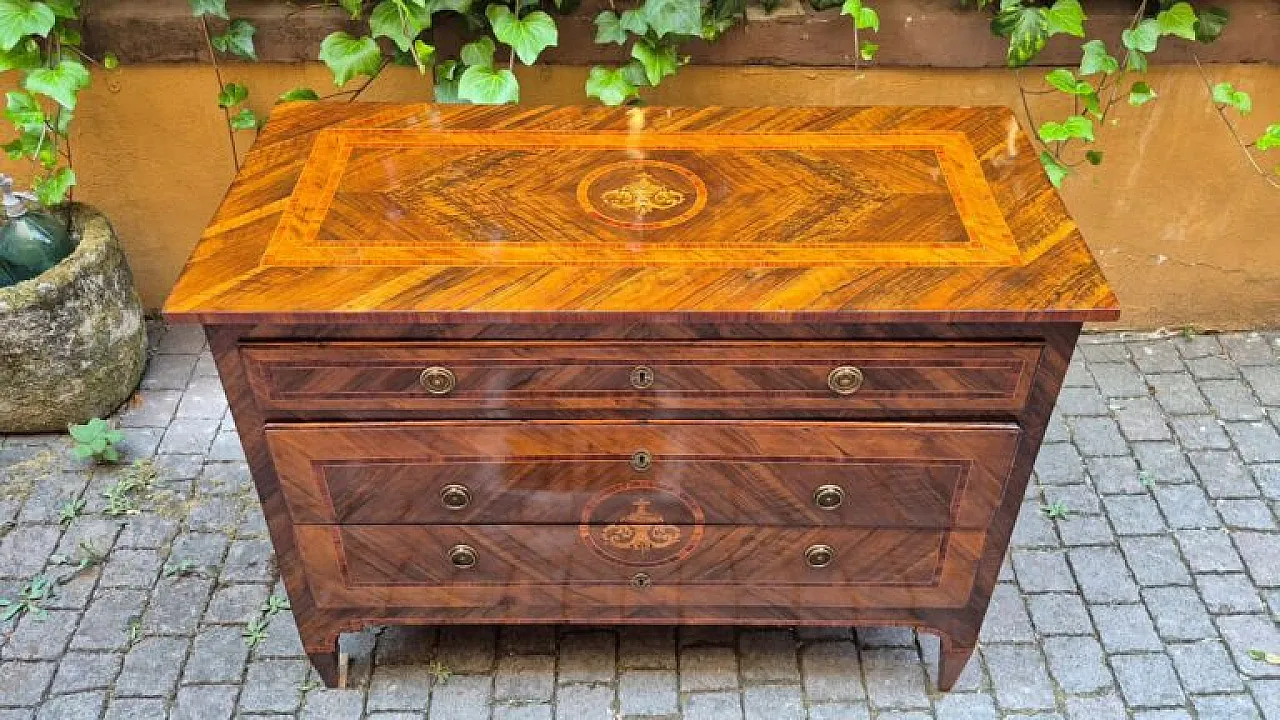 Walnut veneered chest of drawers, late 18th century 3