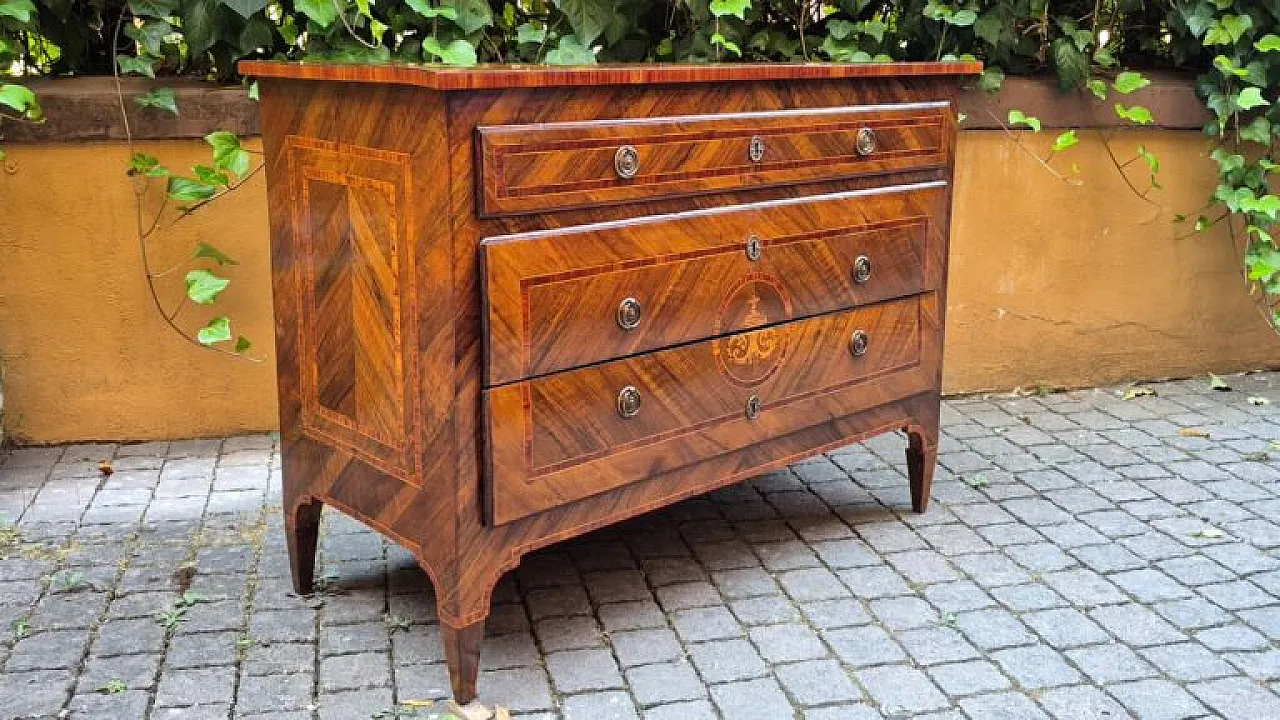 Walnut veneered chest of drawers, late 18th century 4