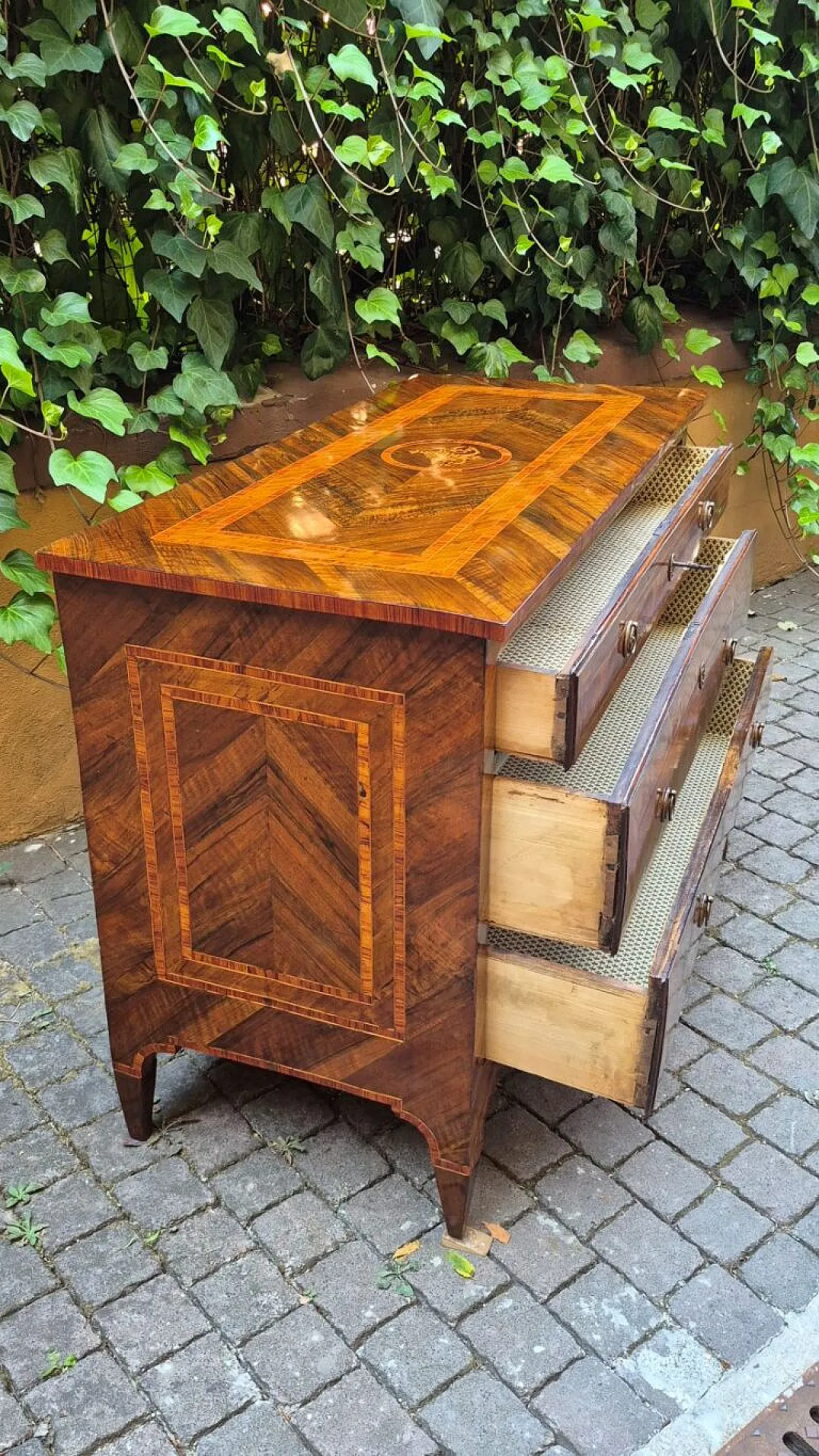 Walnut veneered chest of drawers, late 18th century 5