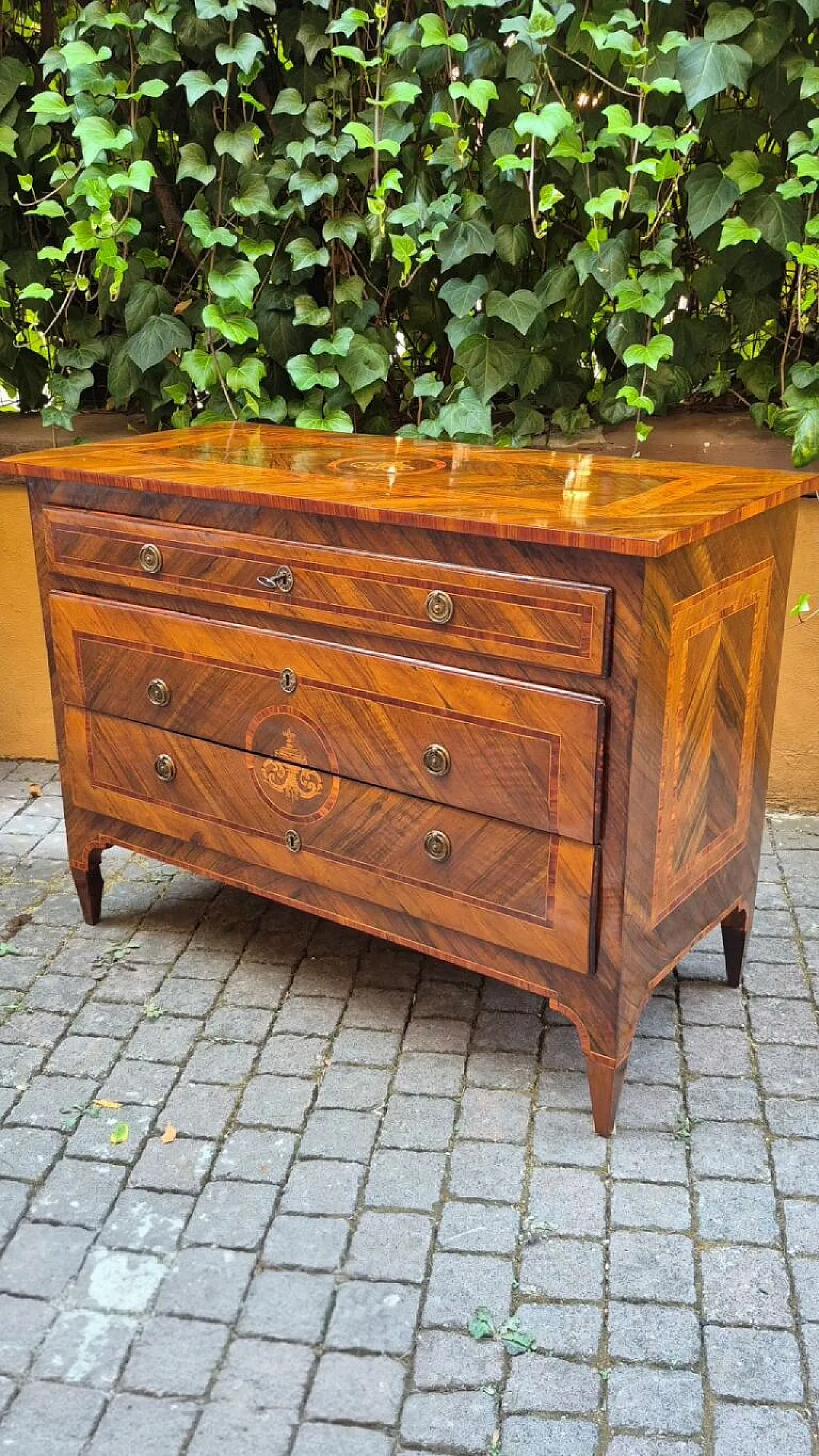 Walnut veneered chest of drawers, late 18th century 8