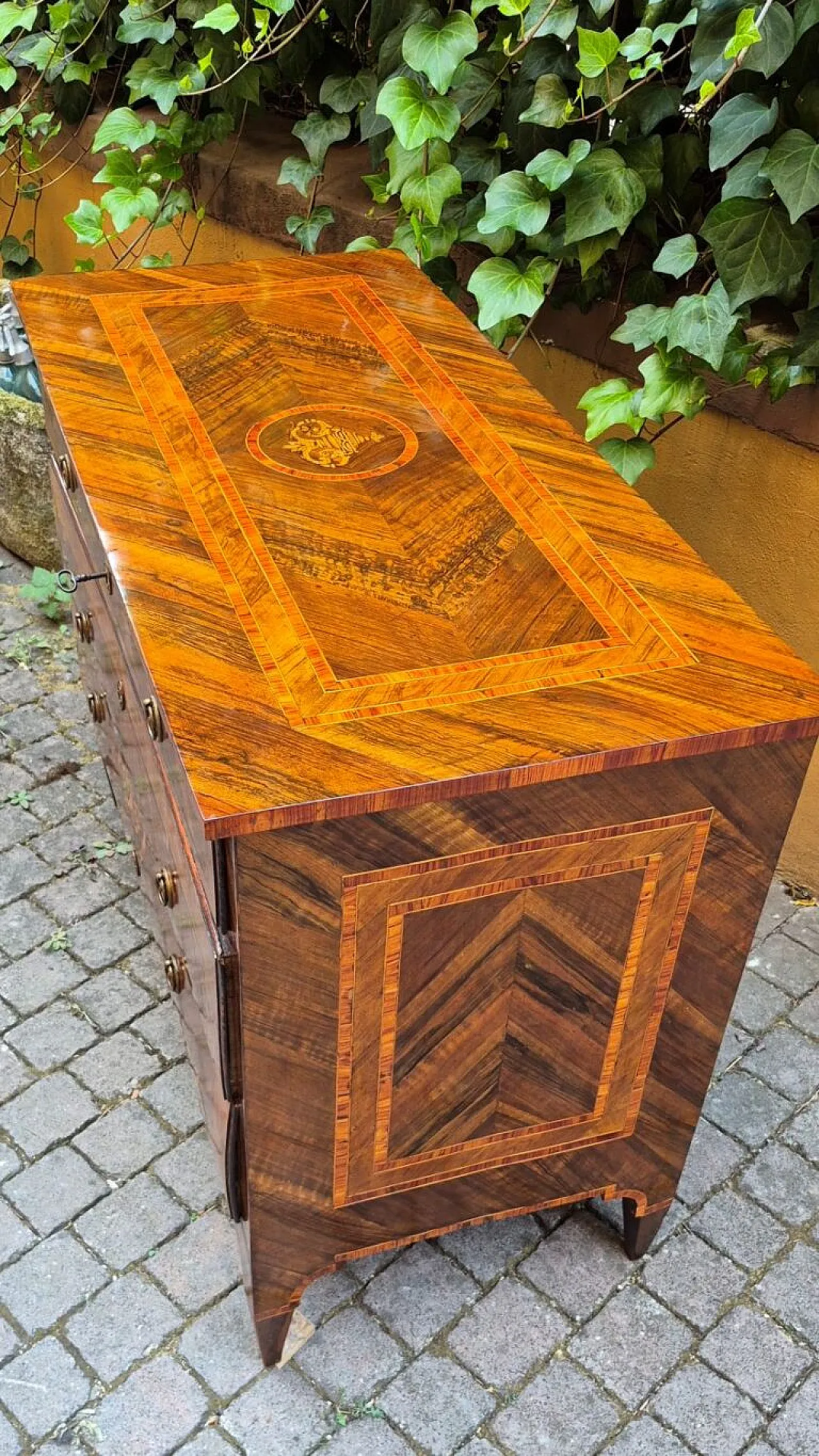 Walnut veneered chest of drawers, late 18th century 9