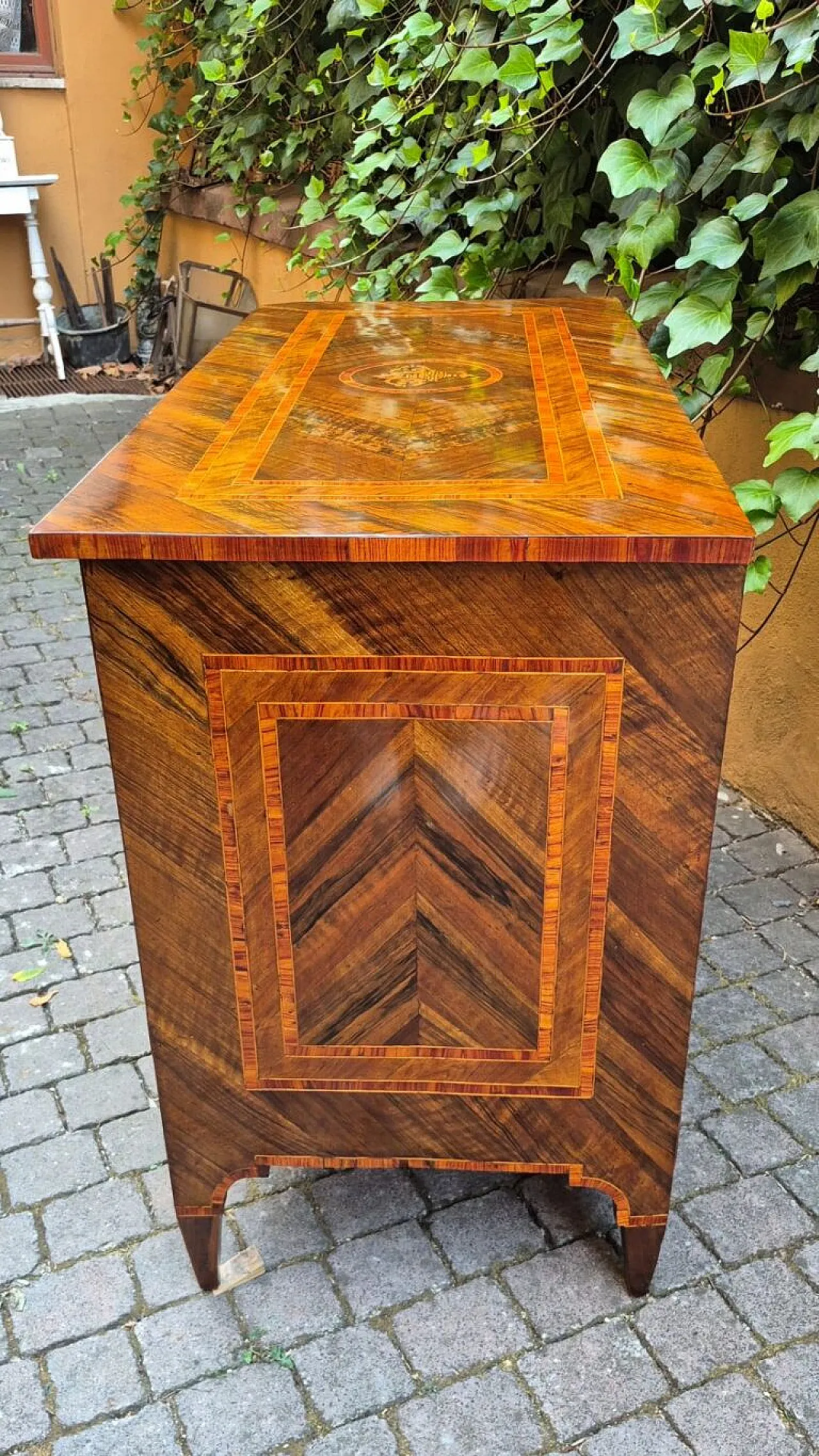Walnut veneered chest of drawers, late 18th century 10