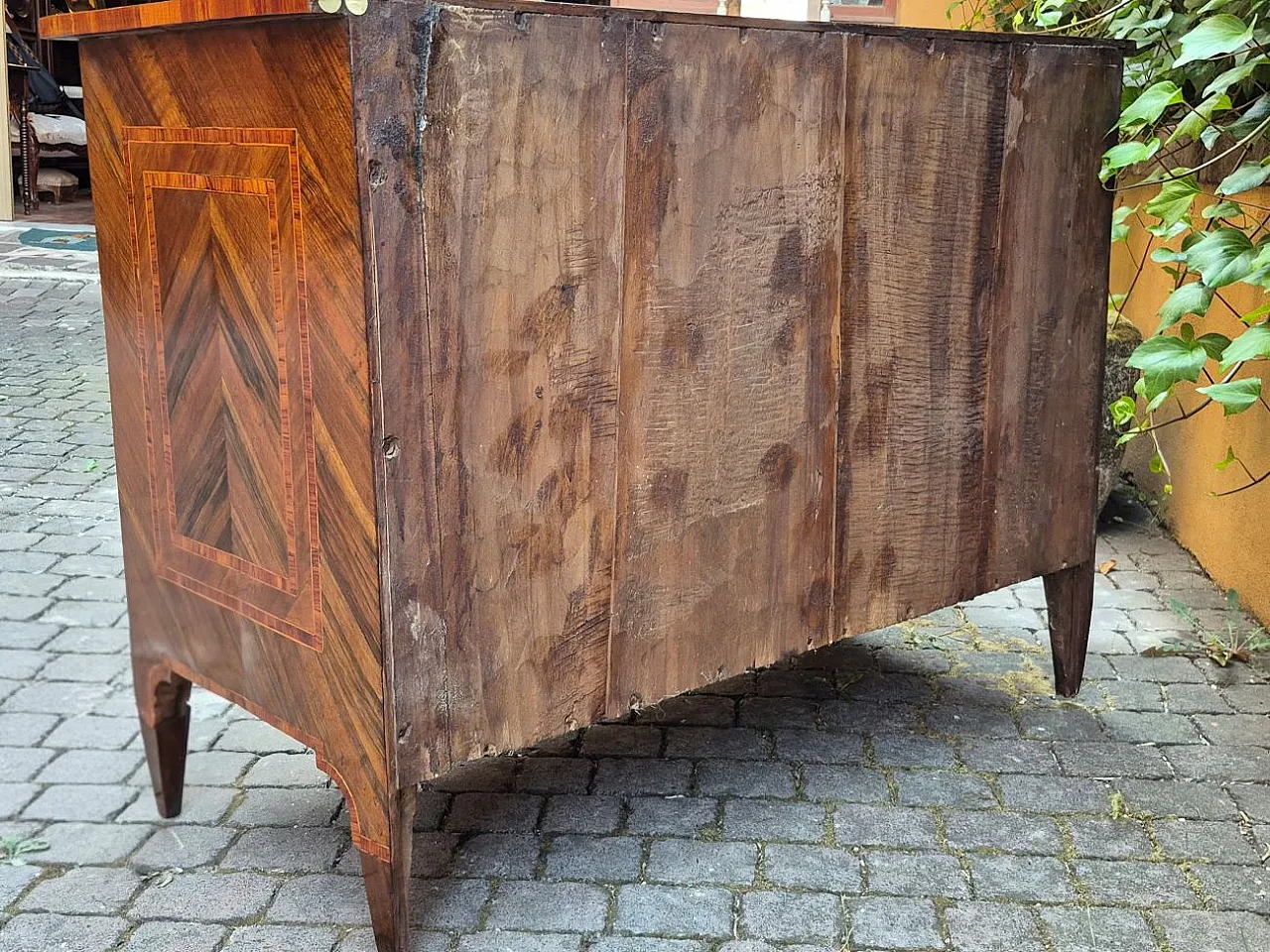 Walnut veneered chest of drawers, late 18th century 11