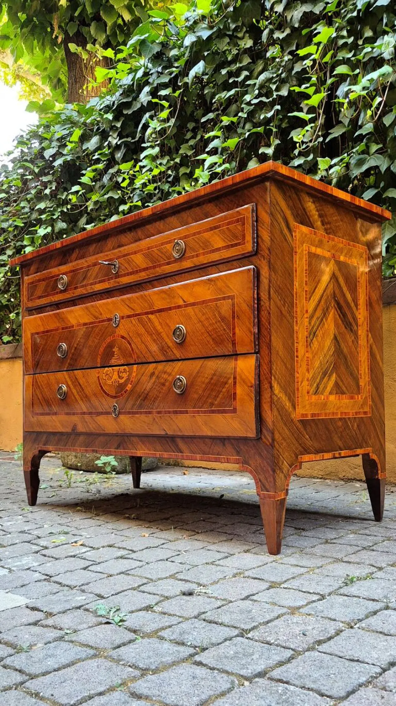 Walnut veneered chest of drawers, late 18th century 12