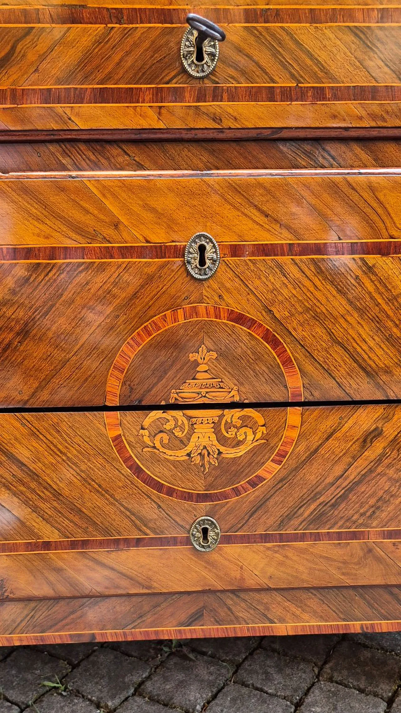 Walnut veneered chest of drawers, late 18th century 13