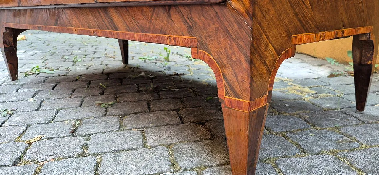 Walnut veneered chest of drawers, late 18th century 14