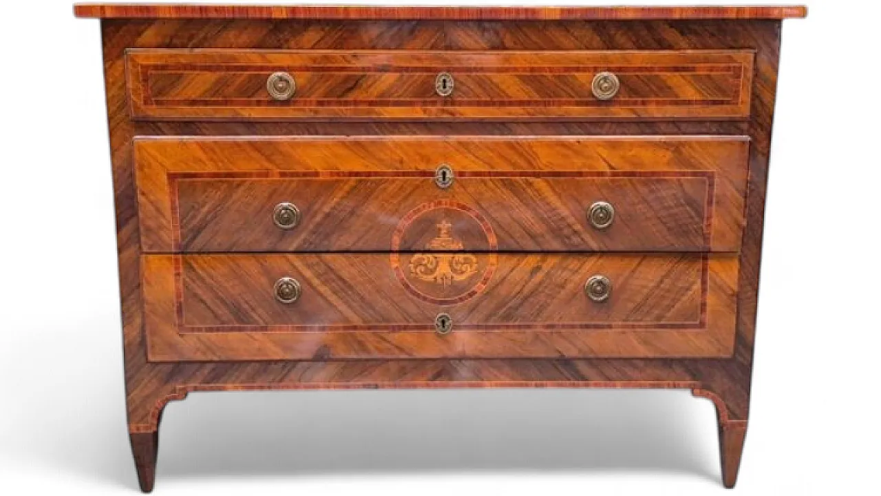 Walnut veneered chest of drawers, late 18th century 16