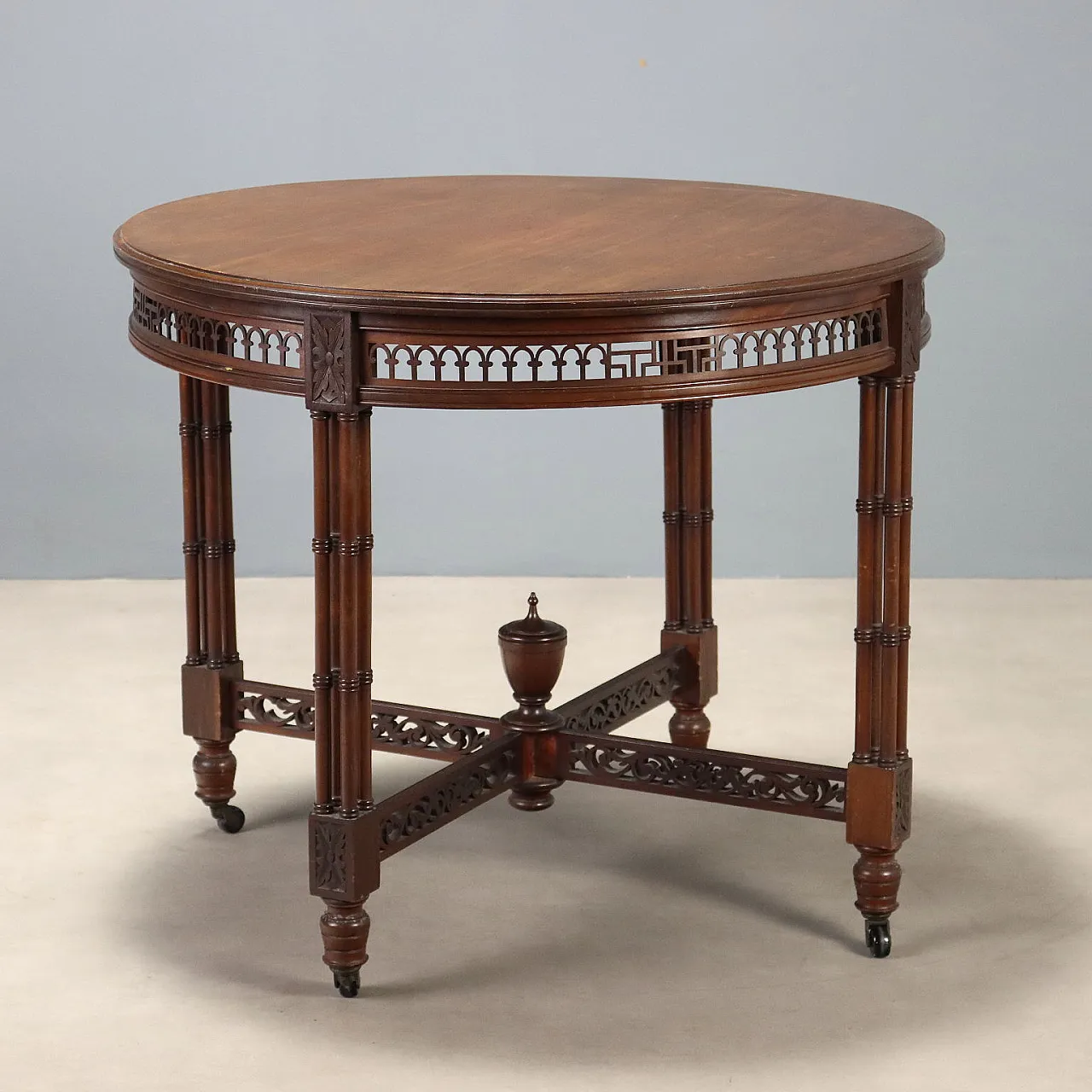 Round mahogany table, early 20th century 1