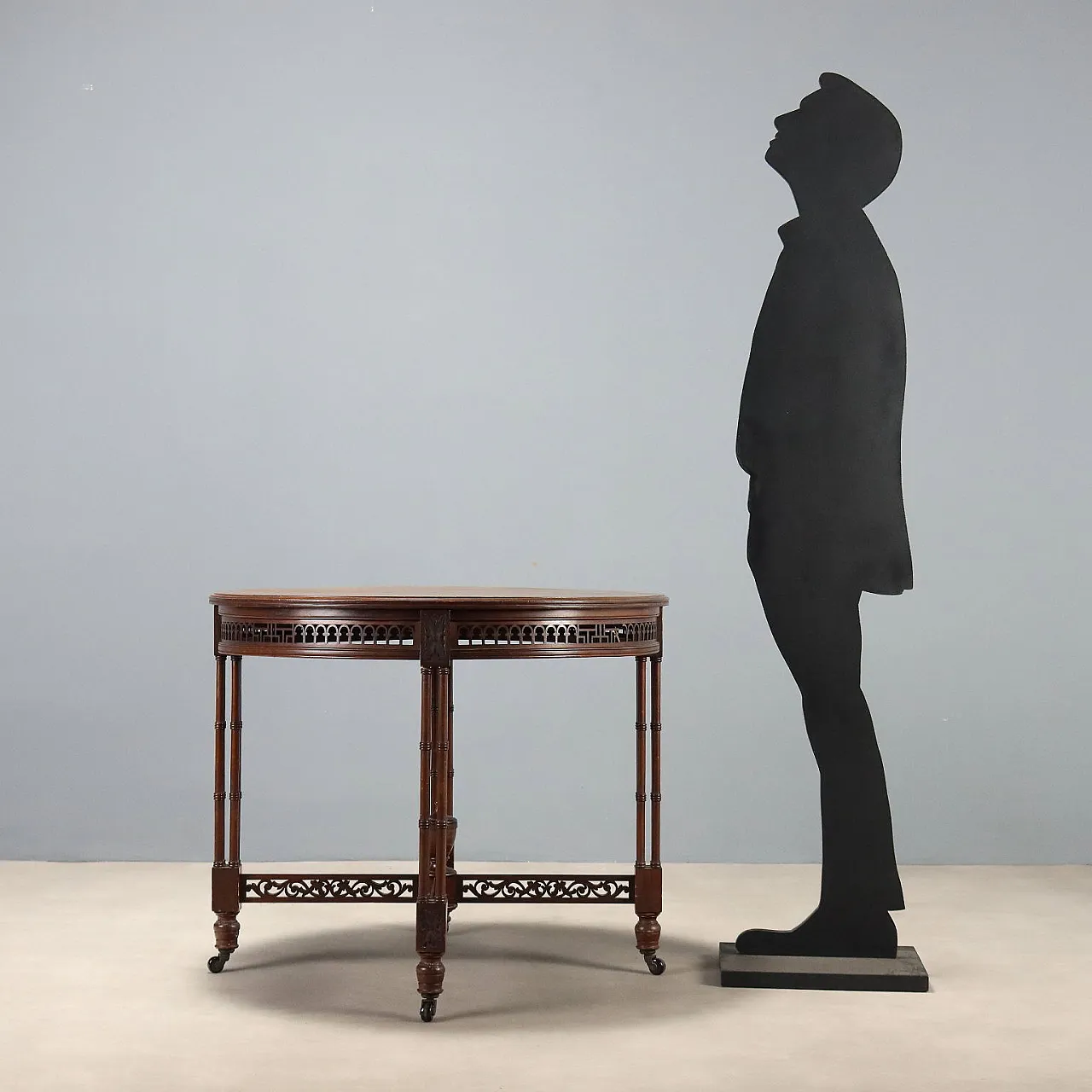 Round mahogany table, early 20th century 2