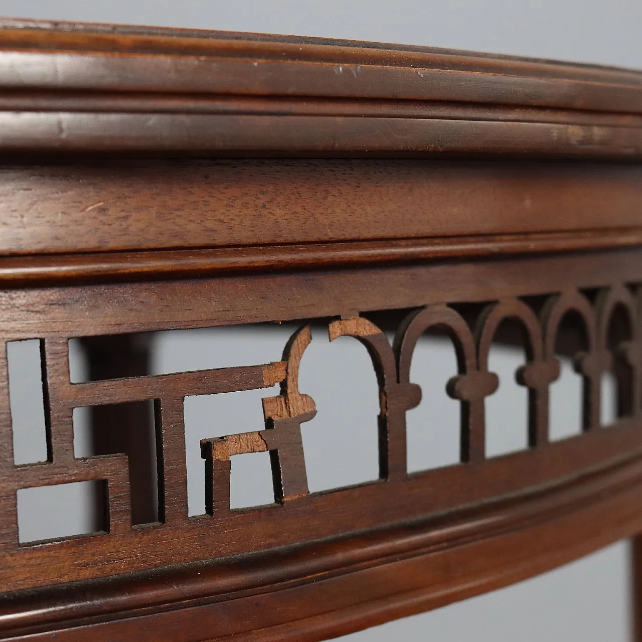 Round mahogany table, early 20th century 4