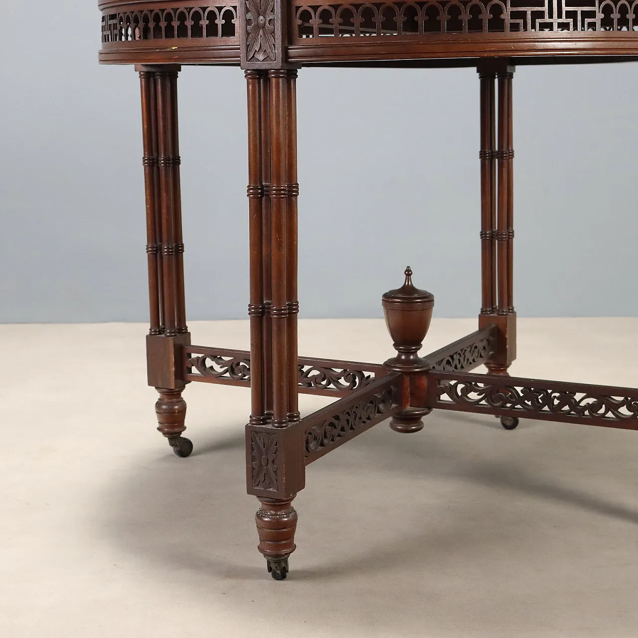 Round mahogany table, early 20th century 5