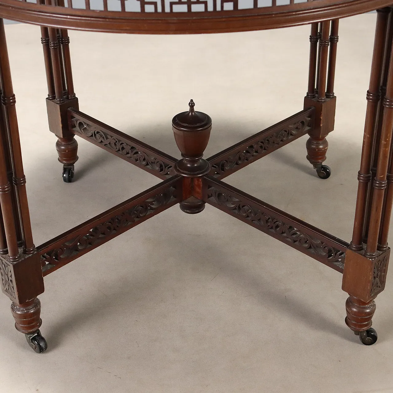 Round mahogany table, early 20th century 6