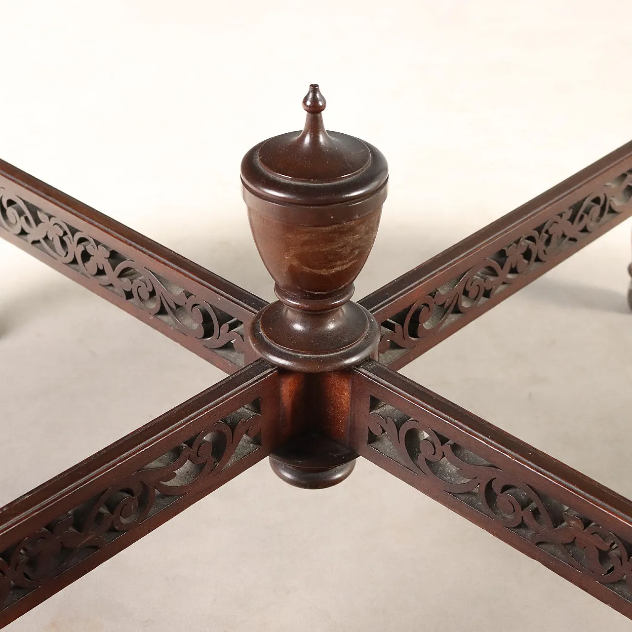 Round mahogany table, early 20th century 7