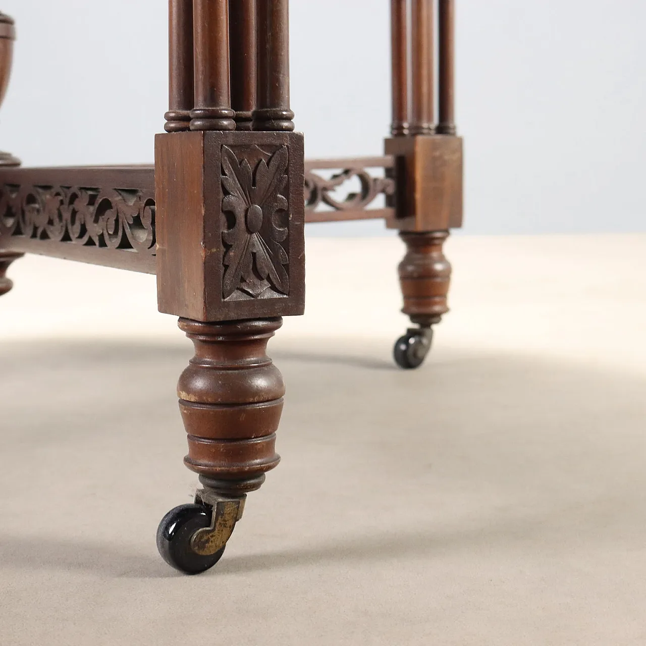 Round mahogany table, early 20th century 8