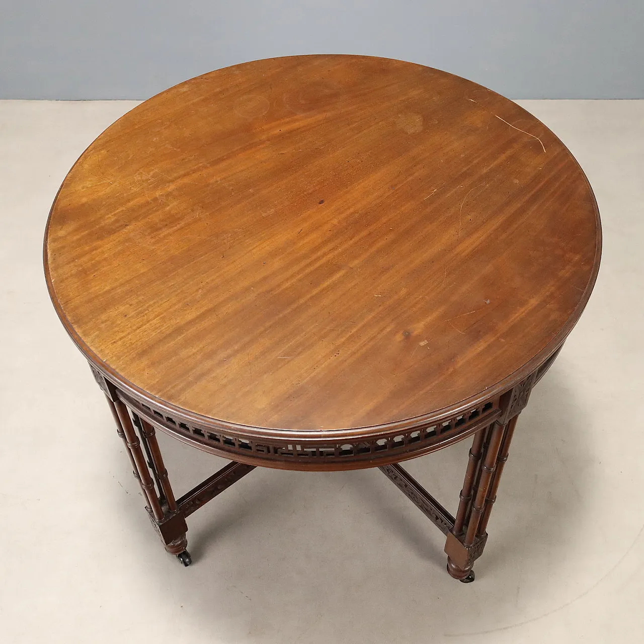 Round mahogany table, early 20th century 9