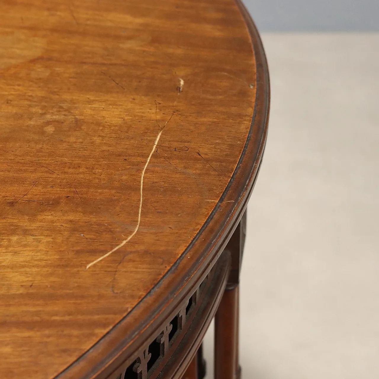 Round mahogany table, early 20th century 10