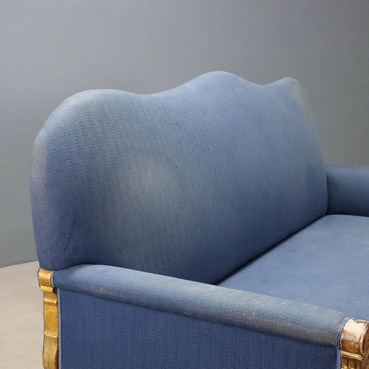 Carved and gilded walnut sofa, 18th century 4