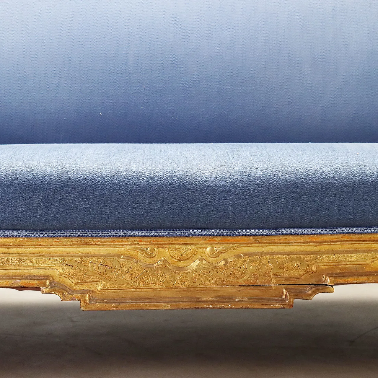 Carved and gilded walnut sofa, 18th century 5