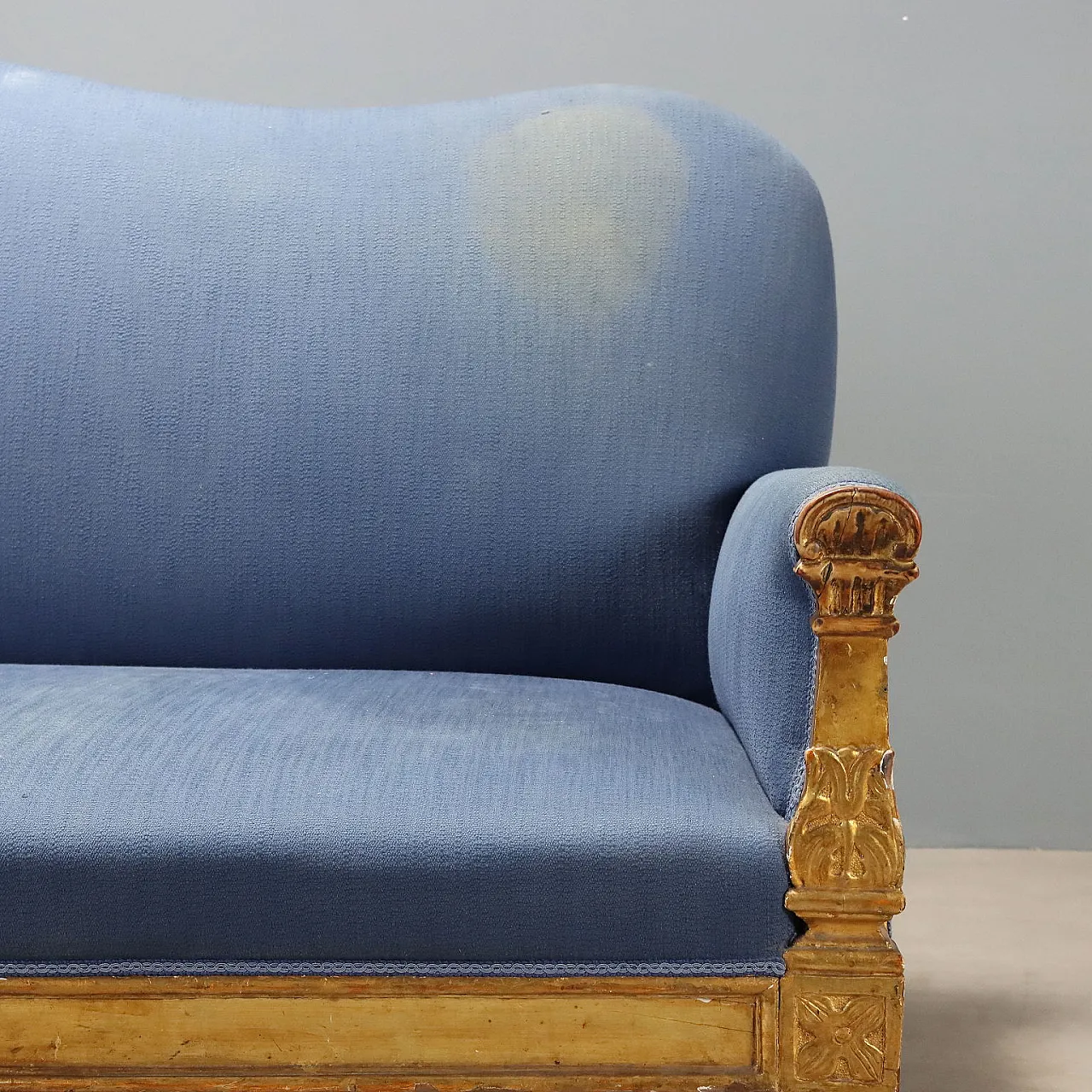 Carved and gilded walnut sofa, 18th century 6