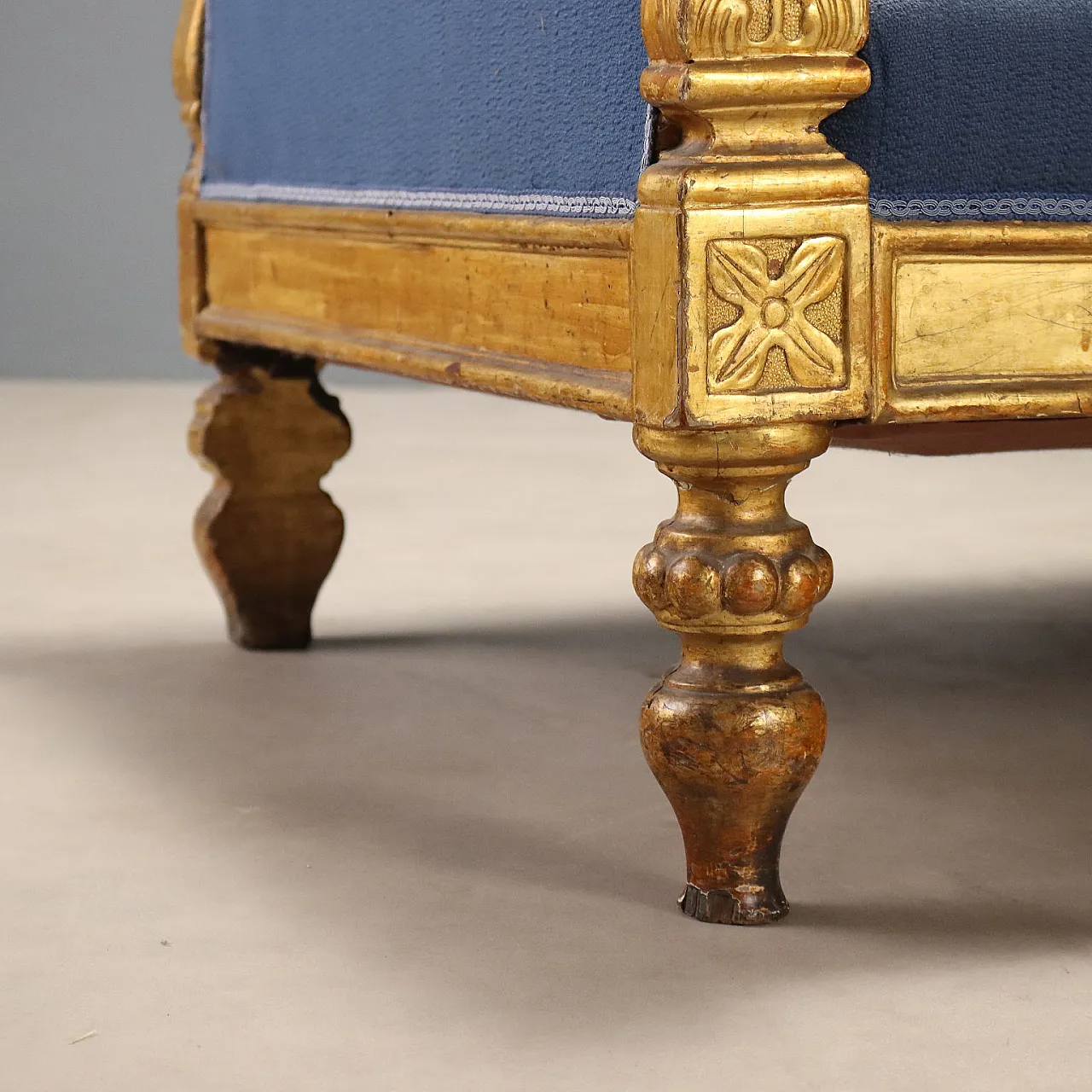 Carved and gilded walnut sofa, 18th century 7