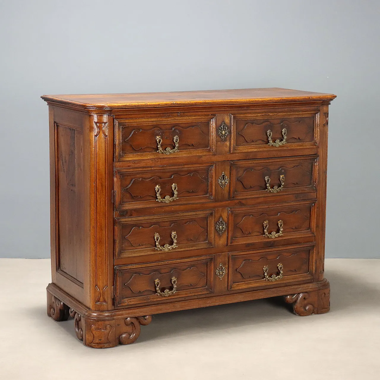 Baroque walnut chest of drawers with molded drawers, 18th century 1